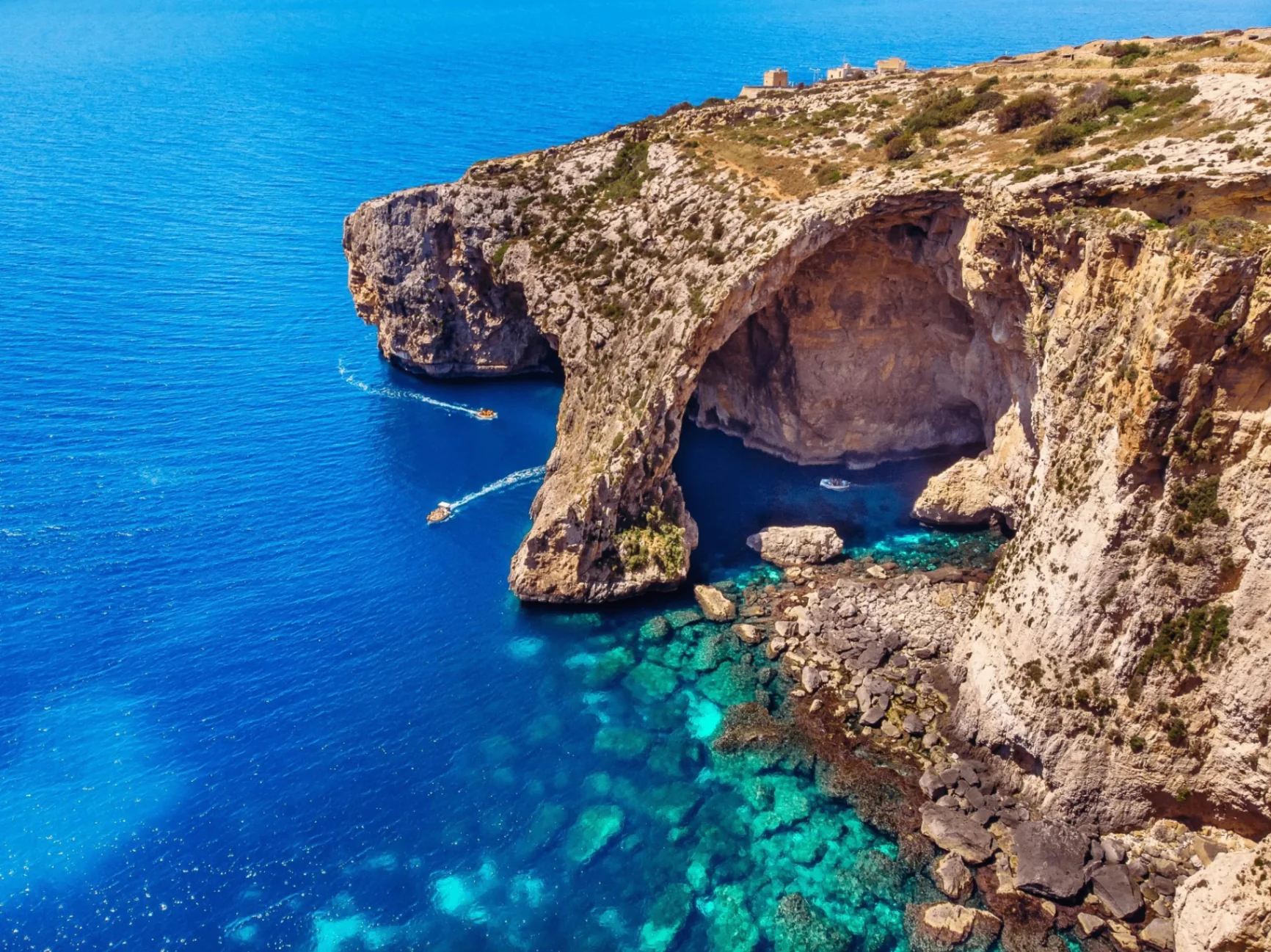 Blue Grotto na južnoj obali Malte, kameni luk i tirkizno more iz zraka