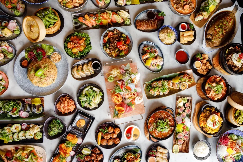 Bogati izbor mediteranskih i malteških jela posloženih na mramornom stolu, sushi, plodovi mora, salate i meso