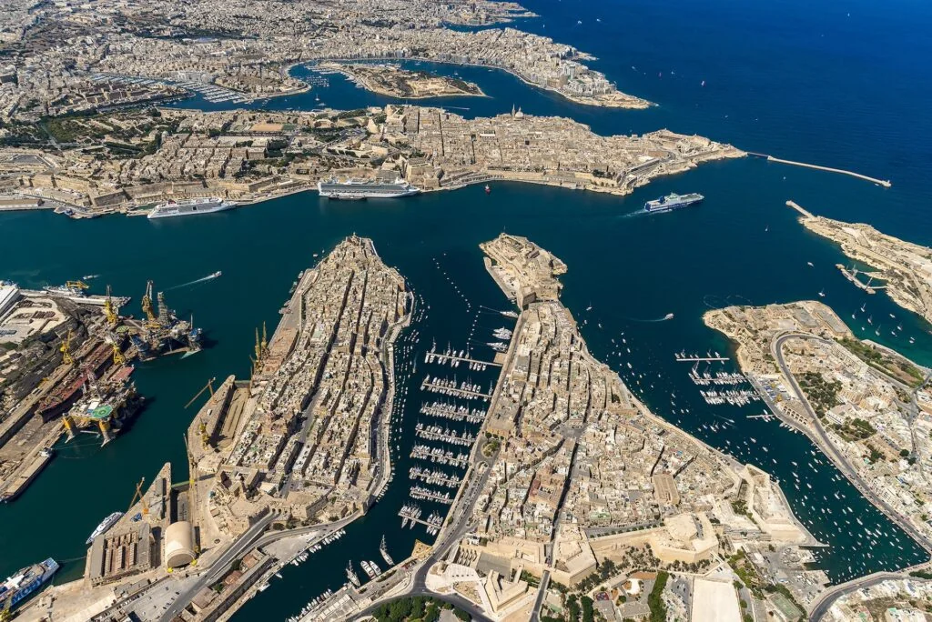 Zračna panorama Tri grada (Birgu, Senglea, Cospicua) i Vallette s Velikom lukom u pozadini