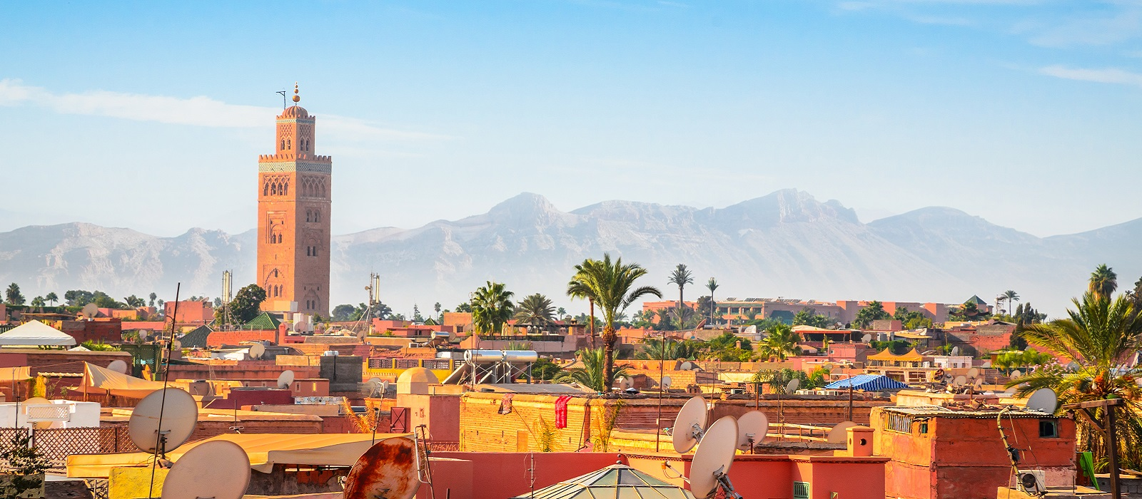 Marrakech, minaret Koutoubia džamije i panorama medine s planinama Atlas u pozadini