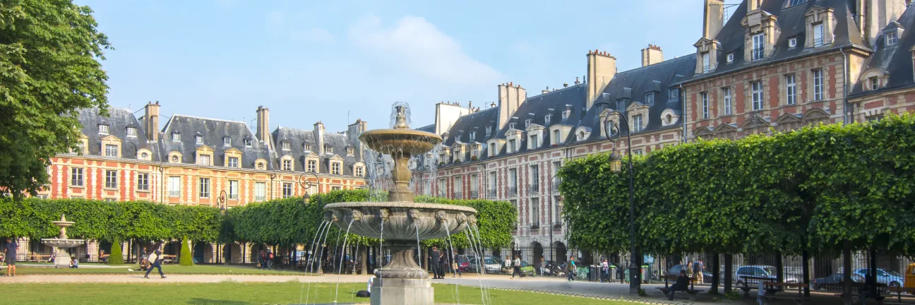 Place des Vosges u Parizu — fontana i historijske zgrade