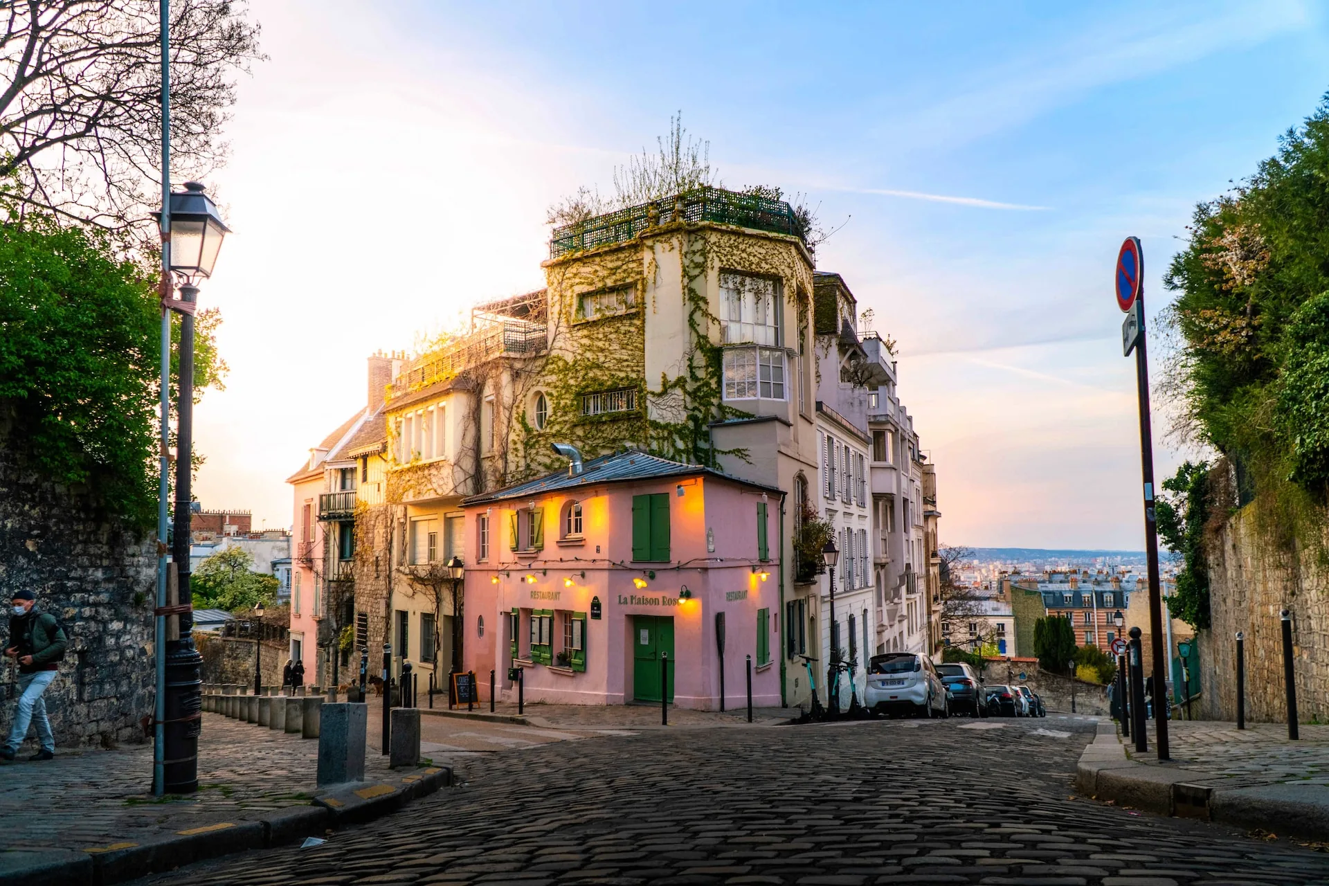 Montmartre u Parizu — La Maison Rose i kaldrmisane uličice