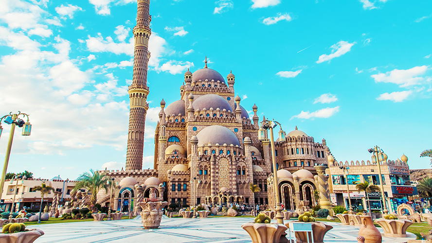 Sharm el Sheikh, džamija Al Sahaba s pješčenjačkim kupolama i visokim minaretom pod plavim nebom