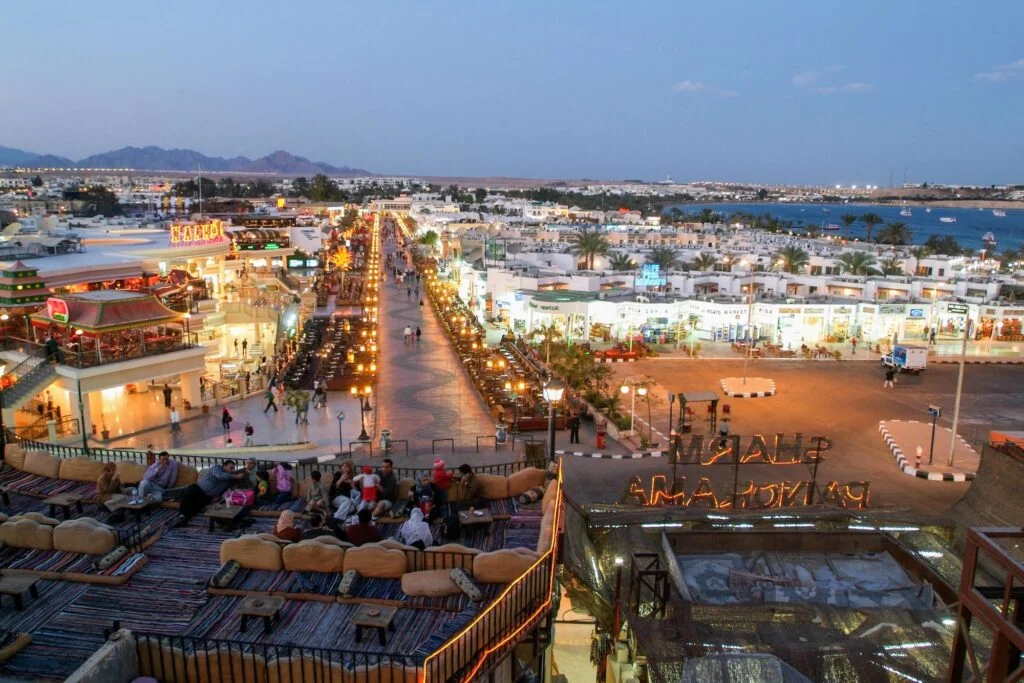Naama Bay promenada u Sharm el Sheikhu pri sumraku s pogledom na Crveno more