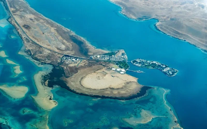 Zračni pogled na nacionalni park Ras Mohammed s tirkiznim koraljnim grebenima Crvenog mora