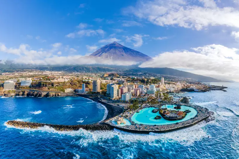 Tenerife, panorama Puerto de la Cruz s vulkanom Teide u pozadini i Atlantskim oceanom